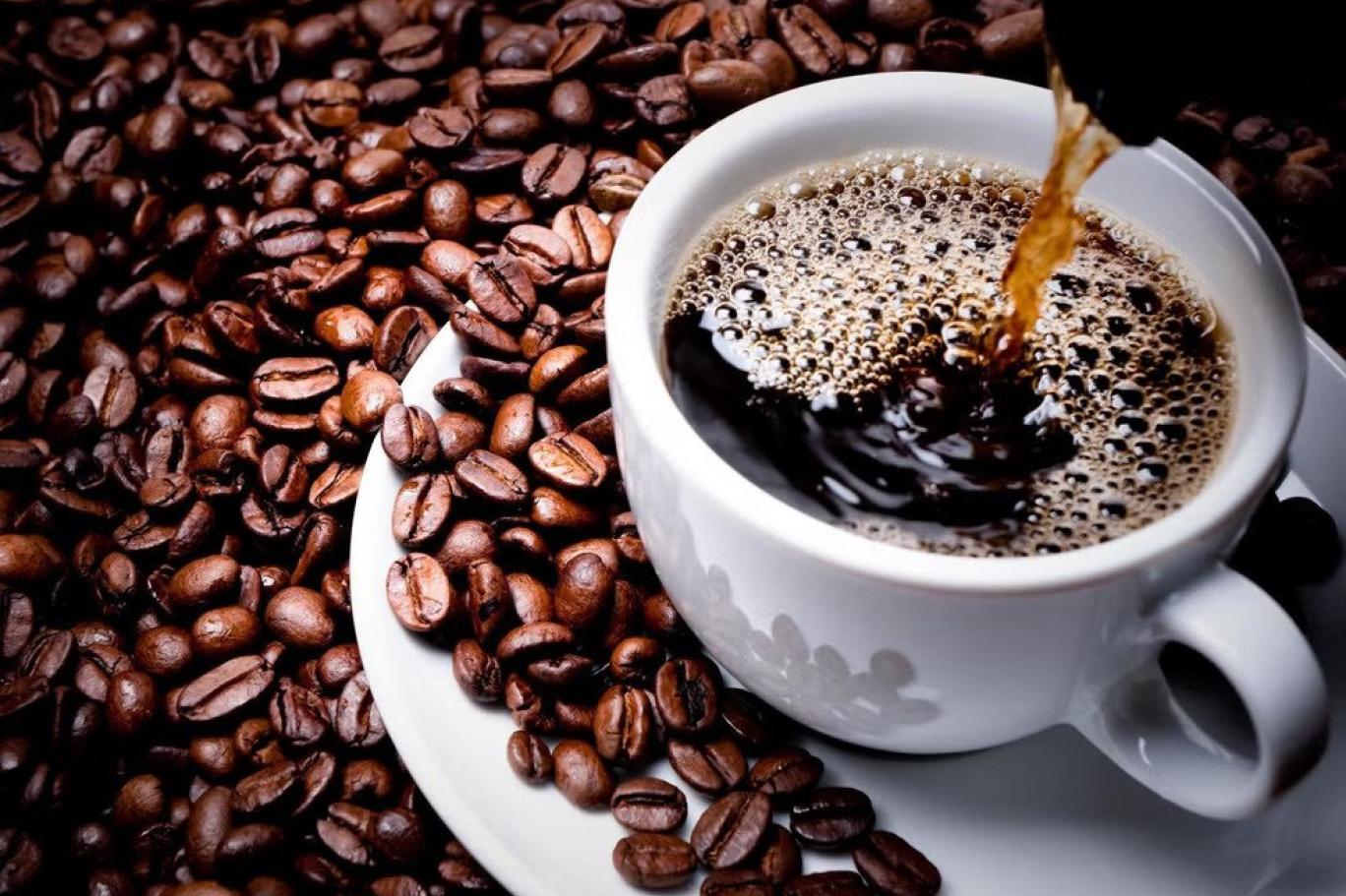 ماذا يحدث للجسم عند شرب القهوة بكثرة يوميًا.. هل الإفراط بها يضرك أم لا؟